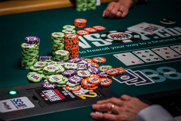 Sai lầm phổ biến tại bàn chơi Poker trực tuyến